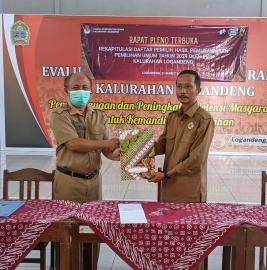 Kepala Dinas DPMKP2KB Serahkan SK Pemenang Lomba Kalurahan 